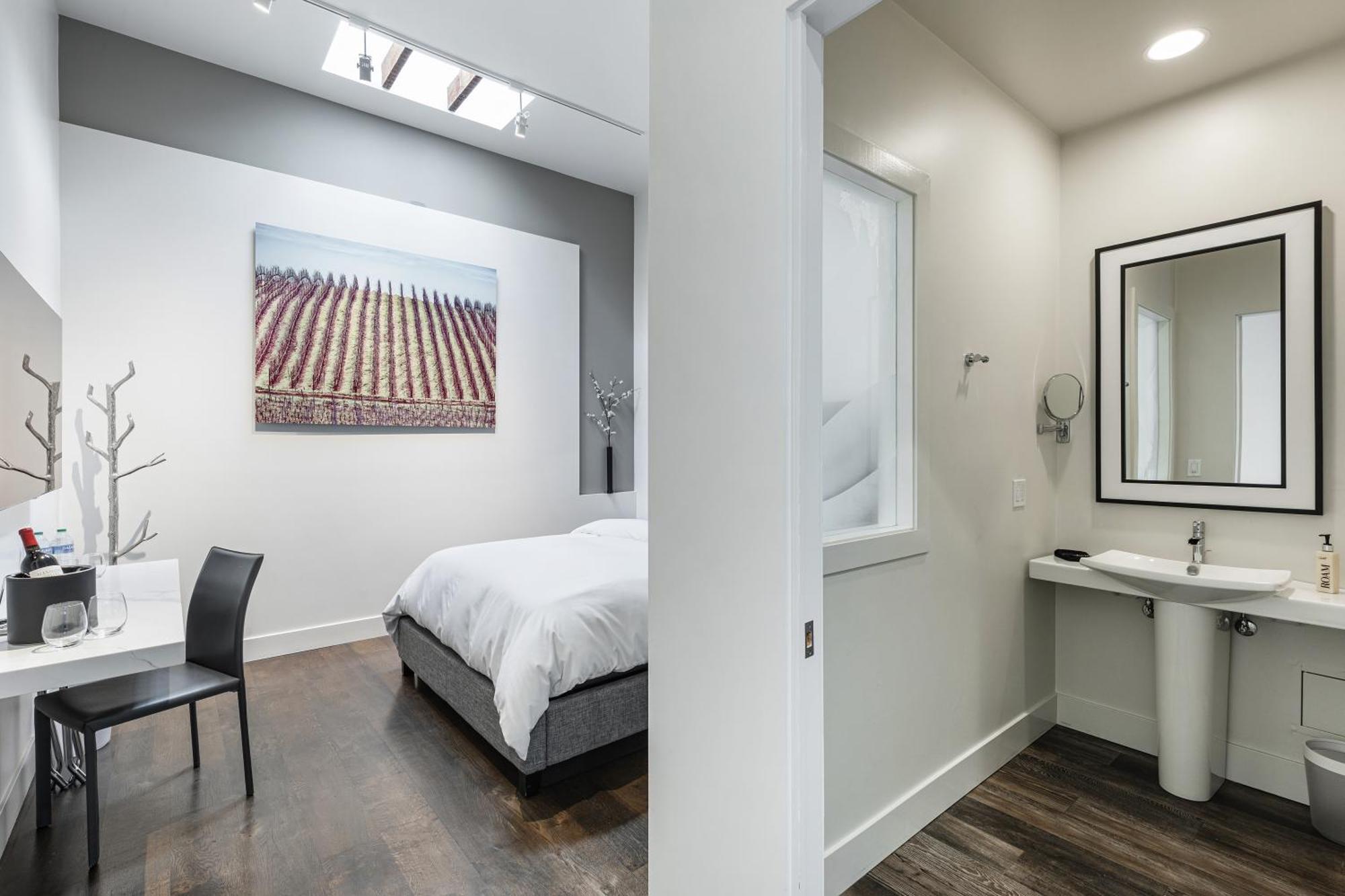 R Inn Napa Room photo