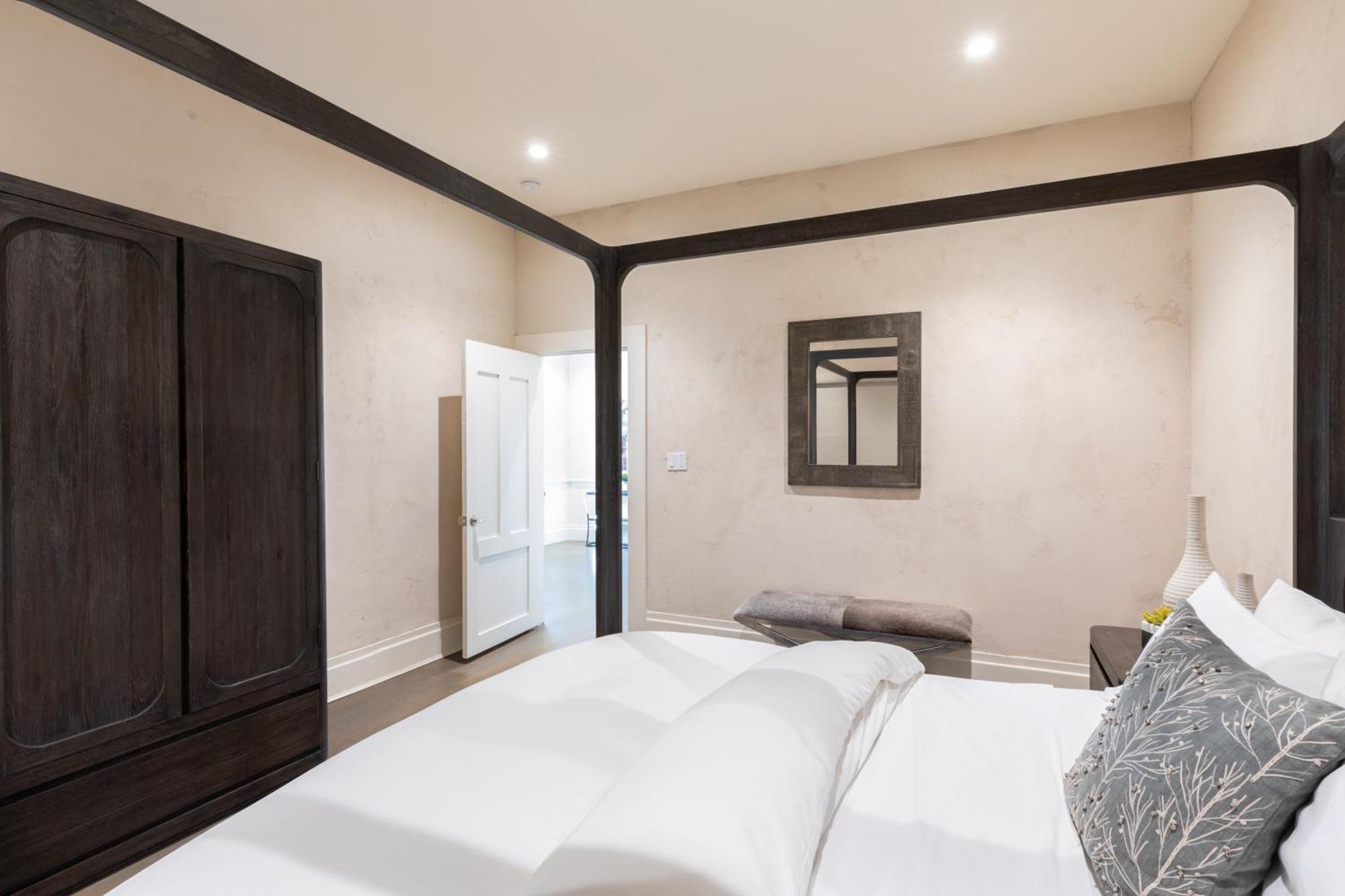 R Inn Napa Room photo