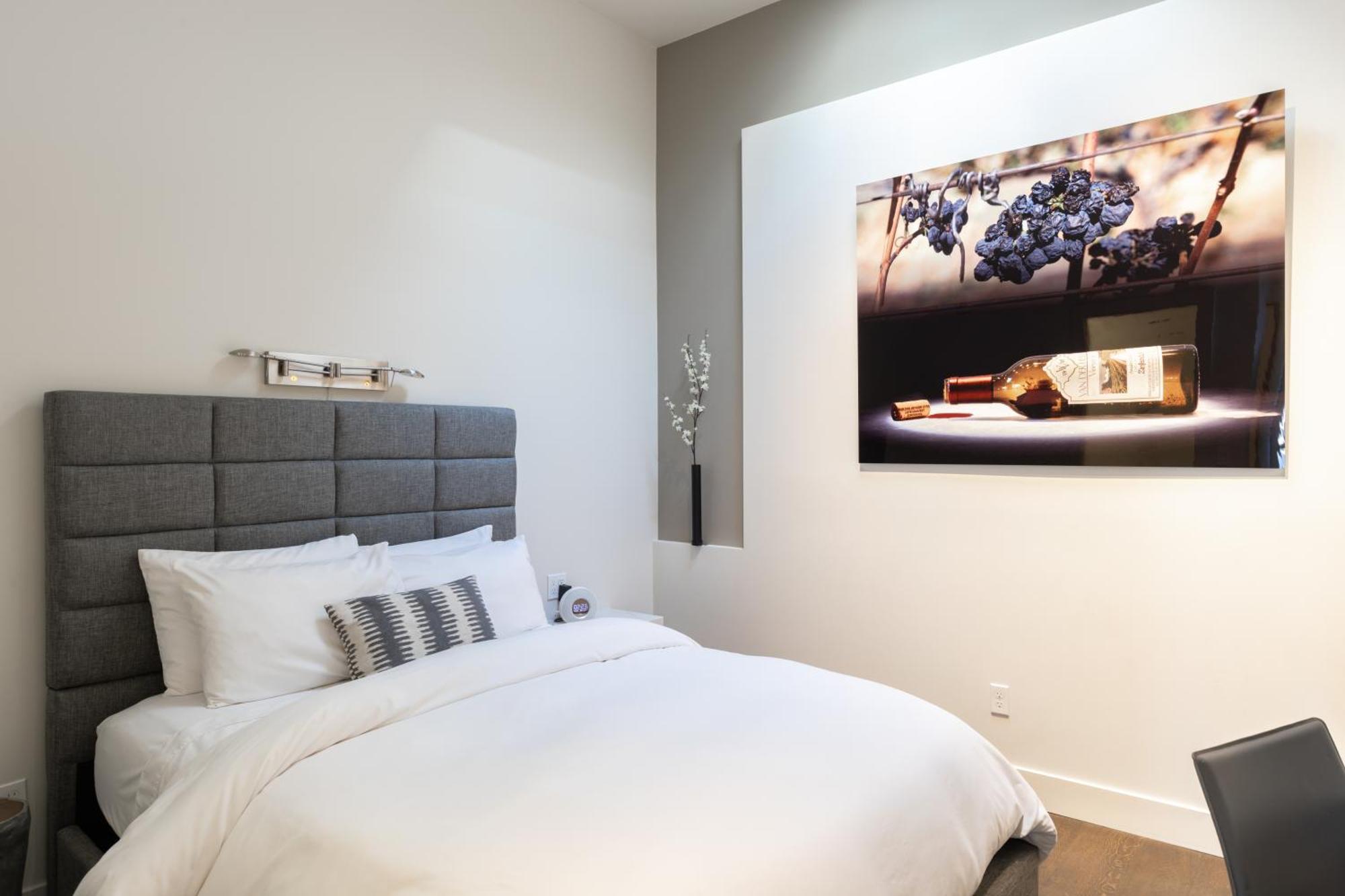 R Inn Napa Room photo