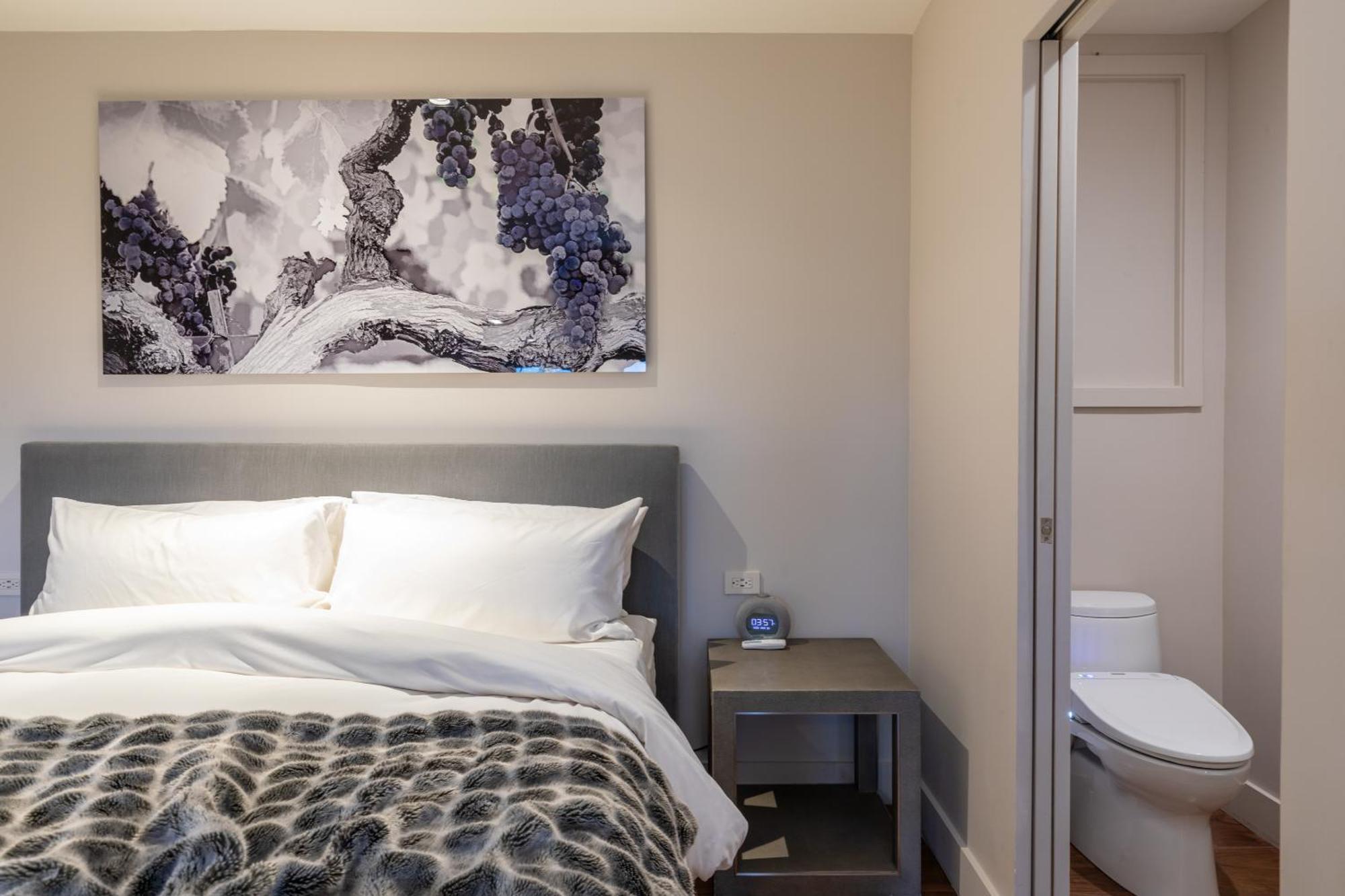 R Inn Napa Room photo